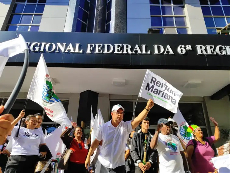 Atingidos pelo rompimento da barragem da mineradora Samarco se mainfestam em frente ao TRF em Belo Horizonte - MAB/Divulgação