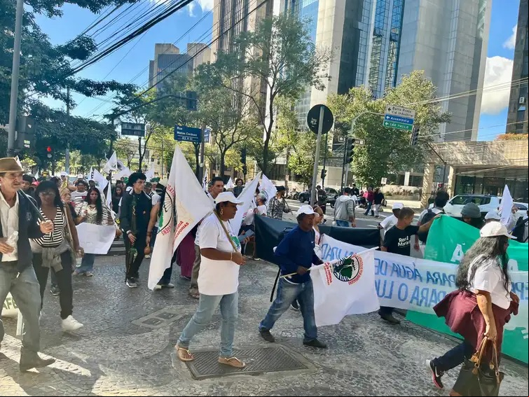 Atingidos pelo rompimento da barragem da mineradora Samarco cobram participação nas negociações envolvendo a repactuação do acordo de reparação. - MAB/Divulgação