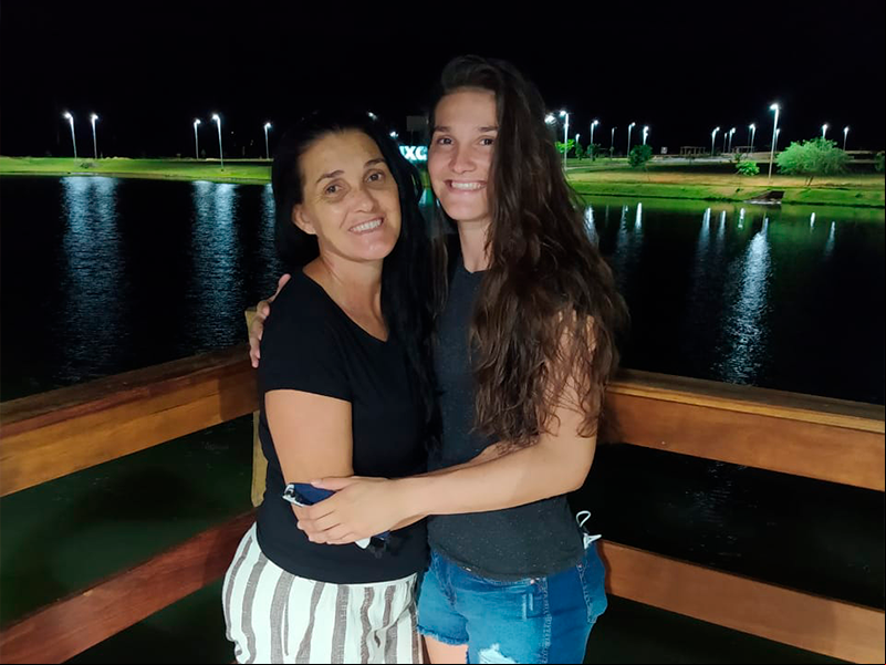 Atleta Karol em Baixo Guandu com a mãe, Girlene Alves, no Parque Municipal Elci Pereira (Parque da Lagoa).