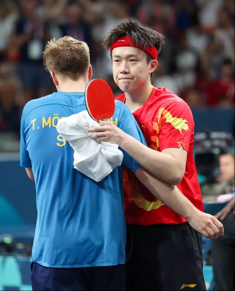 Número 1 do mundo, Chuqin Wang (China) é eliminado na disputa de simples ao perder por 4 sets a 1 para o o sueco o sueco Truls Moregard (26º no ranking) - Reuters/Isabel Infantes/Direitos Reservados