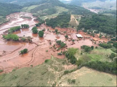 Barragem da Samarco se rompeu no distrito de Bento Rodrigues, zona rural a 23 quilômetros de Mariana (MG). Foto: Corpo de Bombeiros/MG - Divulgação