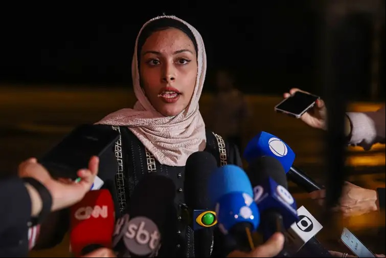 Brasília – Yasmeen Rabee conversa com jornalistas após pouso do avião KC-3 - Foto Antonio Cruz/Agência Brasil