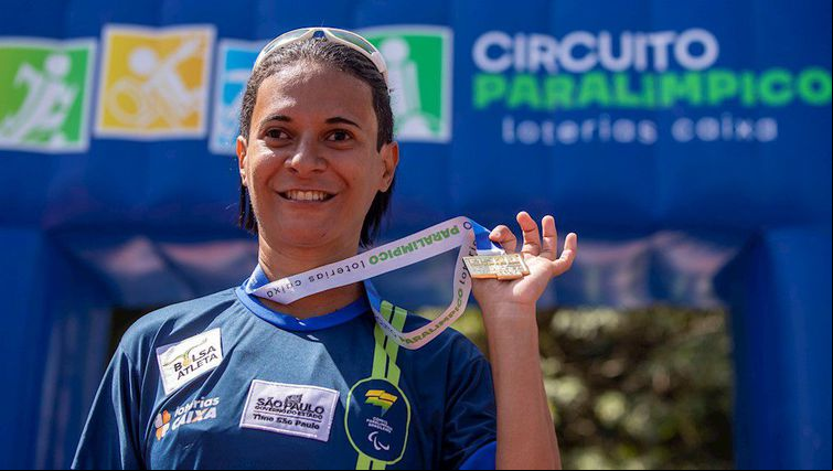 A velocista acreana Jerusa Geber exibe a medalha de ouro, após bater o recorde mundial nos 100m no Circuito Caixa neste domingo (26) - Alessandra Cabral/B/Direitos Reservados