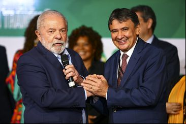 O presidente eleito, Luiz Inácio Lula da Silva, e o futuro ministro do Desenvolvimento Social, Wellington Dias, durante anúncio de novos ministros que comporão o governo. - Marcelo Camargo/Agência Brasil