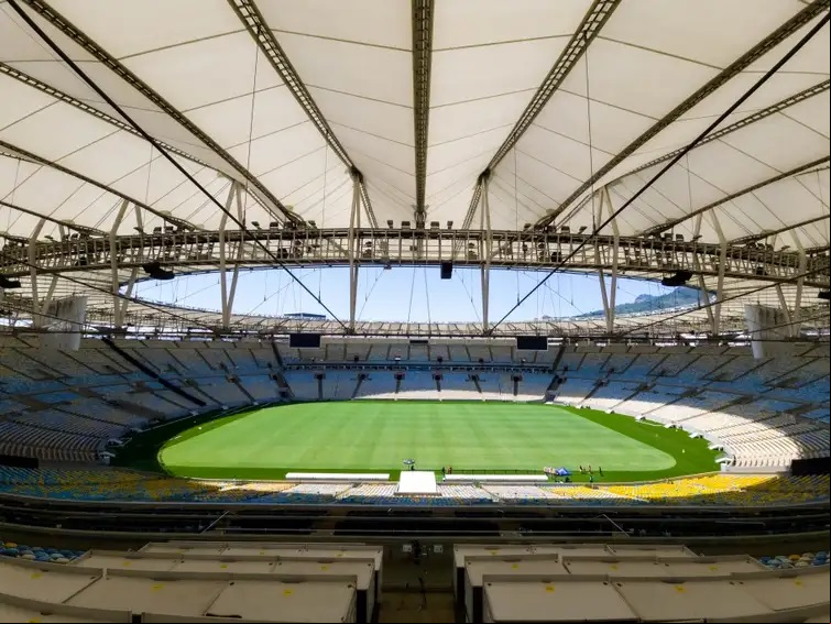 Em tese, o campo do Maracanã possui 90% de gramado natural e 10% de fibras sintéticas, mas esse percentual varia de acordo com o crescimento da grama -  CBF/Divulgação/Maracanã