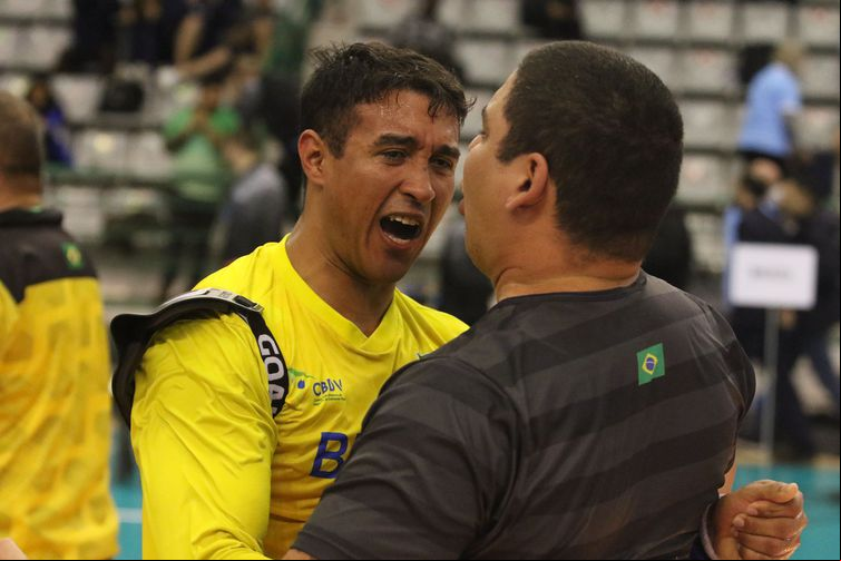 Parazinho comemora tri mundial com técnico Jônatas Castro, no comando da seleção masculina deste março deste ano, após a saída de Alessandro Tosim - Renan Cacioli/CBDV/Direitos Reservados