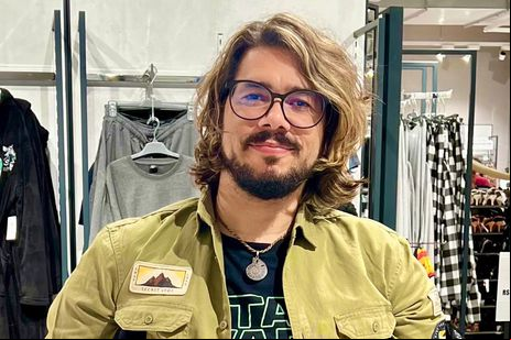 Ator e músico Paulinho Dias teve pólio no primeiro ano de vida e vive com sequelas até hoje - Arquivo pessoal